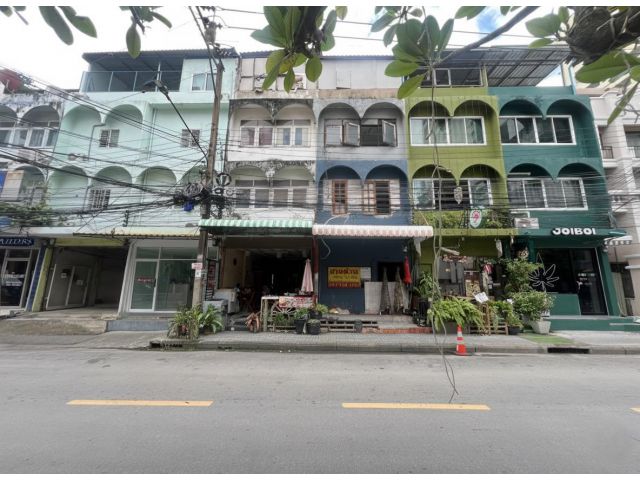 ขายอาคารพาณิชย์ 6 Unit และบ้านชั้นเดียว 1 หลัง เนื้อที่ 149 ตร.ว. ซอยสุขุมวิท 4