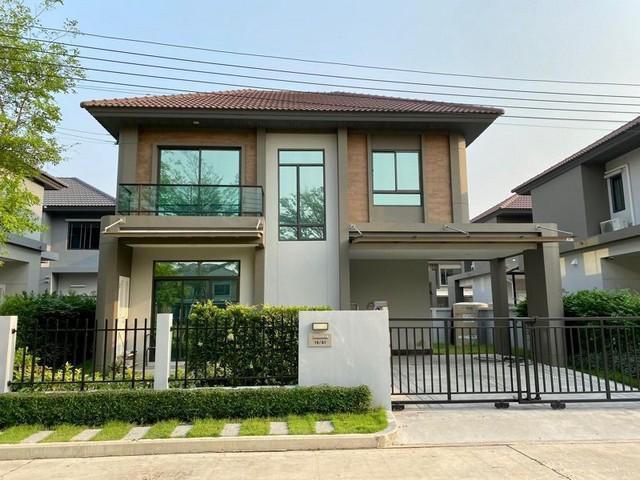 PB5785 ขายบ้านเดี่ยว ถนนกรุงเทพกรีฑาตัดใหม่ หมู่บ้าน เวนิวพระราม9 วิวสวนหน้าบ้าน มีความเป็นส่วนตัว
