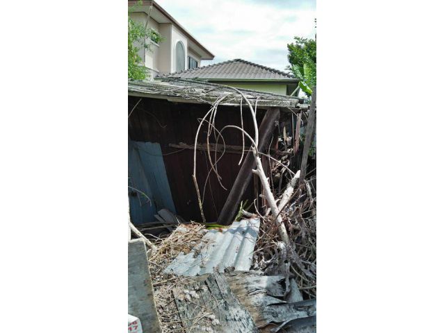 Land with old house for sale, sold as-is, in Soi Wat Dan Samrong, Sukhumvit 113