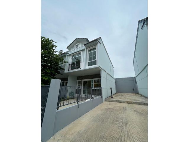 บ้านเช่า ใกล้เมกะบางนา 5 นาที | ทาวน์โฮมหลังริม โทนขาว-ไม้ | 2 ห้องนอน ห้องน้ำในตัวทุกห้อง พื้นที่ 89 ตร.ม. เฟอร์ฯ ครบ