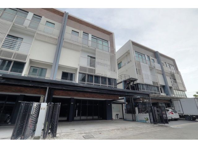 ขายโฮมออฟฟิศ4ชั้น District เอกมัย-รามอินทรา ตกแต่งพร้อมอยู่