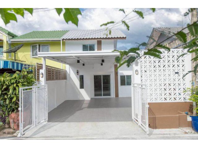 บ้านแฝด หมู่บ้านรัตนาธิเบศร์  ซอยนี้ไม่พลุกพล่านมีแต่บ้านเดี่ยวและบ้านแฝด