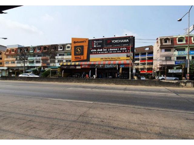 ขายและให้เช่าอาคารพาณิชย์ ติดถนนร่มเกล้า มีนบุรี กรุงเทพมหานคร