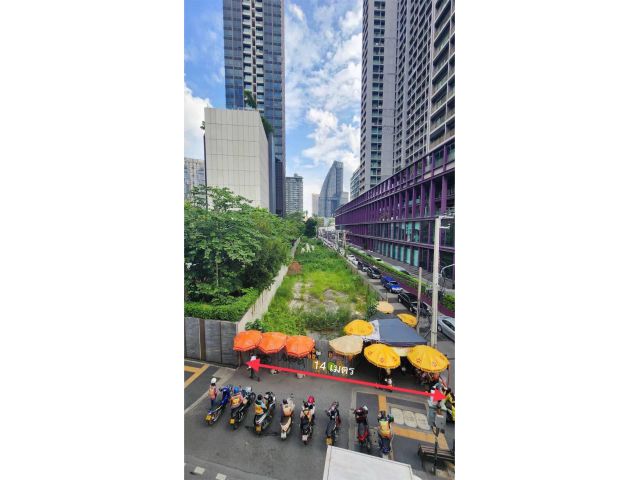 R68-064ที่ดิน4-2-42.9 ไร่ สุขุมวิท36. ติดถนนสุขุมวิท   ด้านข้างติดซอยสุขุมวิท 36 หน้ากว้างติดถนนสุขุมวิท 14เมตรลึกไปตามซอย 239เมตร โอกาสดีของนักลง