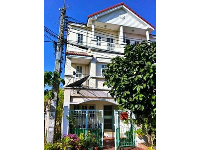 ทาวน์เฮาส์ 3 ซีคอนสแควร์ ศรีนครินทร์ 500ม MRT สวนหลวง ร.9 1.2 กม.