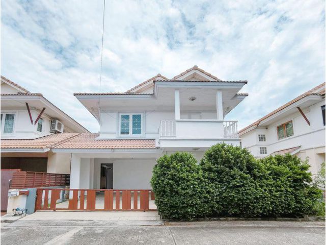 ขายบ้านเดี่ยว 2 ชั้น หมู่บ้านศรีจันทร์ สามพราน ใกล้โรงเรียน ภ.ป.ร. ราชวิทยาลัย เนื้อที่ 42 ตารางวา 3 ห้องนอน