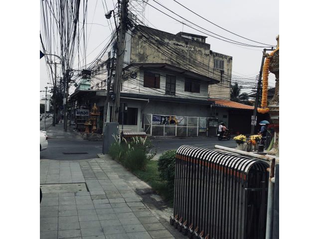 ขายบ้านเดี่ยว 2 ชั้น เป็นบ้านไม้กึ่งปูน พื้นที่ 60 ตารางวา อยู่ปากซอยนวมินทร์ 111 เขตบึงกุ่ม