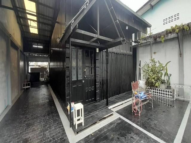ให้เช่าบ้านพร้อมสตูดิโอ 54 ตรว. เพดานสูง ลาดพร้าว 134 เหมาะทำออฟฟิศ  หรือสตูดิโอ จอดรถ 7 คัน ใกล้ MRT บางกะปิ