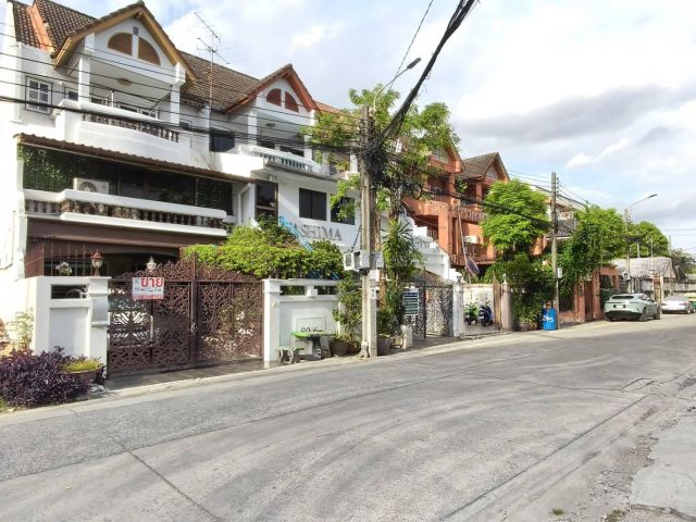ขายบ้านสุขุมวิท71 ปรีดีพนมยงค์14 ทาวน์โฮมหลังมุม 3 ชั้น ที่ดิน 39 ตร.ว 5ห้องนอน 6ห้องน้ำ ใกล้รถไฟฟ้า BTSพระโขนง เอกมัย ท