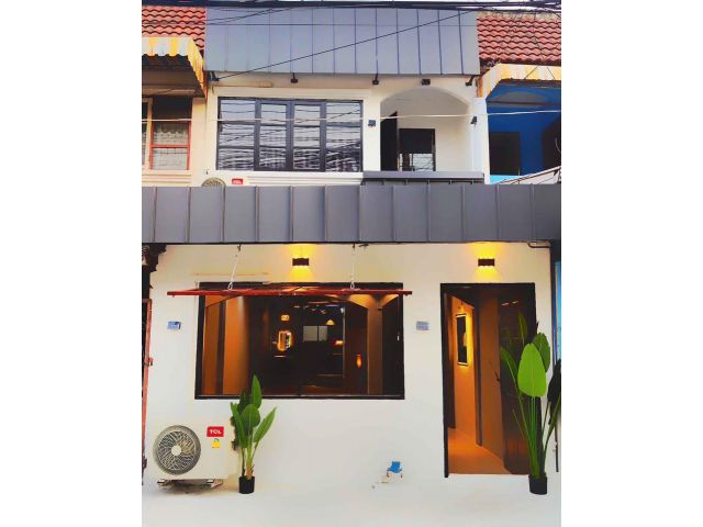 ขาย หรือ ให้เช่าบ้านอยู่ตรงข้าม หมู่บ้านสิรสา  เปิดกิจการได้ ร้านกาแฟ ร้านอาหาร Home offices
