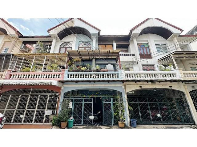 ทาวน์เฮ้าส์ 3 ชั้น ซอยจรัญสนิทวงศ์ 67 แยก 3 พร้อมอยู่