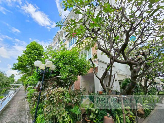 ขาย คอนโด Casitas ศรีนครินทร์ แบบ 3 ชั้น 4 ห้องนอน 178 ตรม หลังมุม เฟอร์นิเจอร์ไม้สักทั้งหลัง ใกล้ MRT ศรีด่าน MJ25S-007