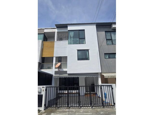 ให้เช่าโฮมออฟฟิส 3 ชั้น เพิ่งรีโนเวทใหม่ โครงการ: หมู่บ้านสารินวิซ แบริ่ง (สุขุมวิท 107)