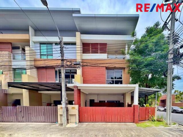 ขายบ้าน 3 ชั้น หลังมุม ภัทรโมทาวน์ แจ้งวัฒนะ 19 อยู่หน้าคลับเฮ้าส์ 35 ตร.ว. ต่อเติมครบ พร้อมอยู่