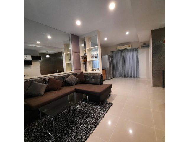 ขายด่วน ทาวน์โฮม 3ชั้น หมู่บ้านเดอะเมโทร พระรามเก้า เดินทางสะดวกสบาย ใกล้รถไฟฟ้าเหลือง+Airport Link หัวหมาก ใกล้มอเตอร์เวย์ไป ชลบุรี, โลตัสsupermarket