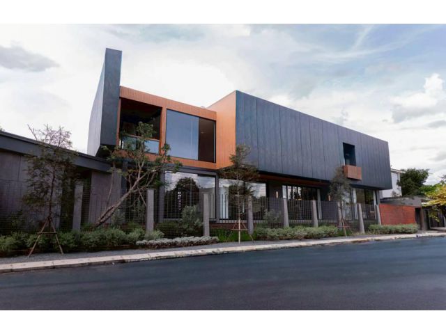 CANALO บ้านหรูสร้างเสร็จ พร้อมเข้าอยู่ ดีไซน์ Modern Luxury ผสานวัสดุพรีเมียม — เหล็ก ไม้ กระจก และหินลายเฉพาะ สะท้อน