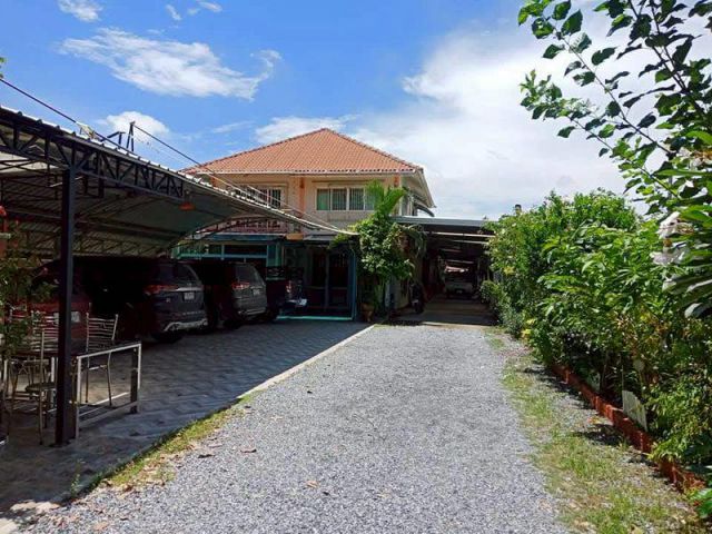 ขายที่ดิน388ตร.ว.ติดถนนเลียบคลอง11 พร้อมบ้านเดี่ยว2ชั้น1หลัง โกดัง1โรง บ้านเดี่ยวชั้นเดียว1หลังติดลำคลอง ลำลูกกาคลอง11