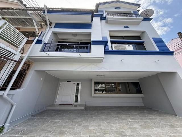 PB5838 ให้เช่าทาวน์โฮม 3.5 ชั้น ย่านรัชดา เหม่งจ๋าย หมู่บ้านบ้านกลางเมือง1 ซอยสหการประมูล