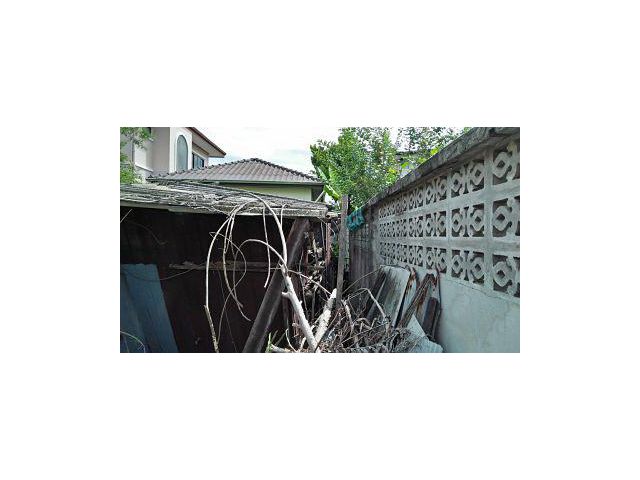 Land with old house for sale, sold as-is, in Soi Wat Dan Samrong, Sukhumvit 113