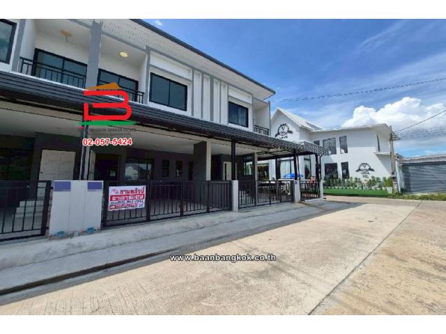 ทาวน์เฮาส์ หมู่บ้าน บ้านสวนปาริชาติ เนื้อที่ 19 ตร.ว ใกล้สถานีรถไฟฟ้าคลองบางไผ่ ตำบลเสาธงหิน อำเภอบางใหญ่ นนทบุรี