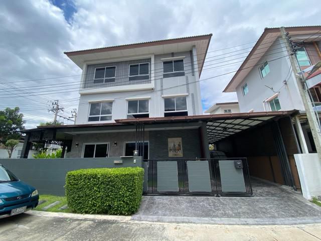 ขายบ้านเดี่ยว 3 ชั้น หมู่บ้าน Casa Grand สุขาภิบาล 5 เนื้อที่ 75 ตร.วา หลังใหญ่แปลงมุม บ้านตกแต่งเฟอร์นิเจอร์ครบพร้อมอยู