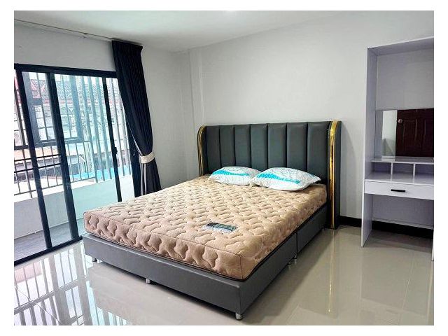 ให้เช่าทาวเฮ้าส์ ห้วยขวาง 20ตรวใกล้ MRTห้วยขวาง  3ห้องนอน  2ห้องน้ำเฟอร์นิเจอร์ครบทุกห้อง ห้องครัว  โซฟา เตาดูดควัน โต๊ะ