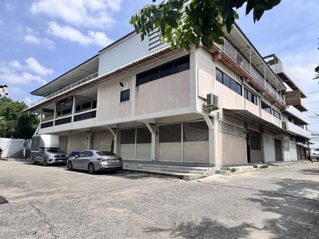 ให้เช่าอาคารพาณิชย์ 1 ชั้น ติดถนนลาดกระบัง ใกล้สุวรรณภูมิ (N.1687)