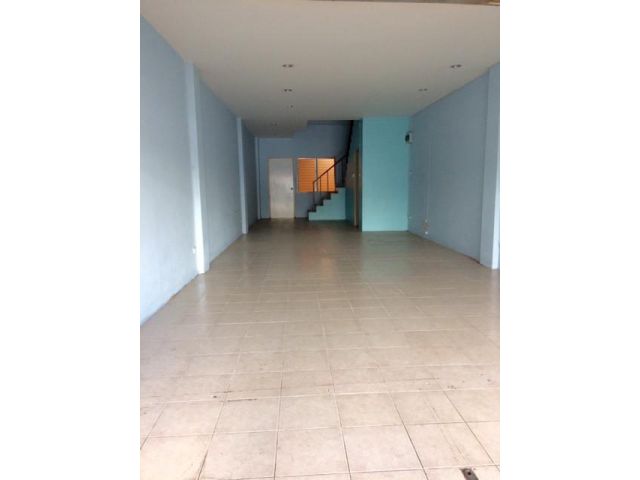 ขายตึกในกาดสามแยก ใกล้เซ็นทรัลเฟส เป็นตึก 3 ชั้น ไม่มีเฟอร์นิเจอร์ เหมาะสำหรับค้าขาย และอยู่อาศัย