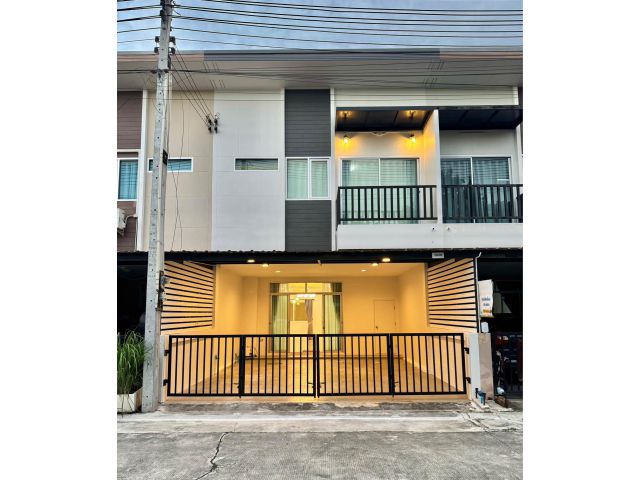 ขาย ทาวน์โฮม2ชั้น พิกัด ซอยโรงเรียนศรีสุวิช-โรงโป๊ะ  หมู่บ้านโกลเด้นทาวน์ แหลมฉบัง-ศรีสุวิช