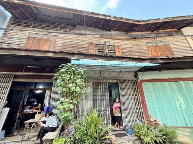 ขาย บ้านไม้เก่าแก่ 2 ชั้น 3 ห้องติดกัน 41 ตรว. ใจกลางเมืองชลบุรี ใกล้ศาลหลักเมืองเพียง 130 เมตร