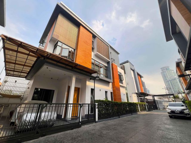 ขาย บ้านเดี่ยว 3 ชั้น สุขุมวิท 69 เอกมัย พระโขนง เดินทางสะดวก พร้อมเฟอร์นิเจอร์ครบครัน หิ้วกระเป๋าเข้าอยู่ได้เลย