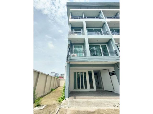 ให้เช่าโฮมออฟฟิศ4ชั้นห้องมุม300ตร.ม.ย่านรามอินทราใกล้แฟชั่นไอแลนส