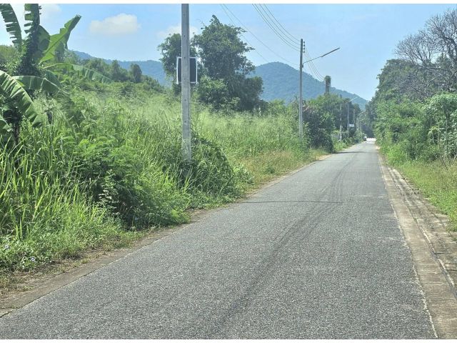 ขายที่ดินบางเสร่ 263 ตรว. ติดถนนลาดยางมีวิวเขา ใกล้ถนนเส้นสุขุมวิท3เพียง300เมตร อ.สัตหีบ ชลบุรี