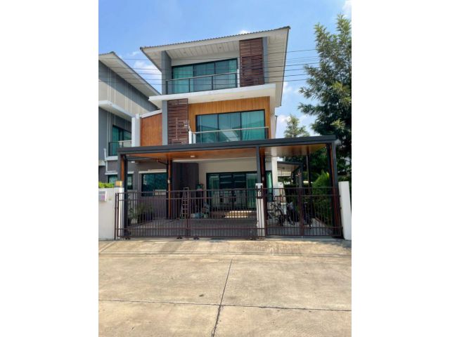 ขายบ้านแฝด สไตล์โมเดิร์น 3 ชั้น SUPALAI ESSENCE ลาดพร้าว 107 แต่งครบ พร้อมอยู่ ทำเลดี เชื่อมต่อเมืองสะดวกสุดๆ