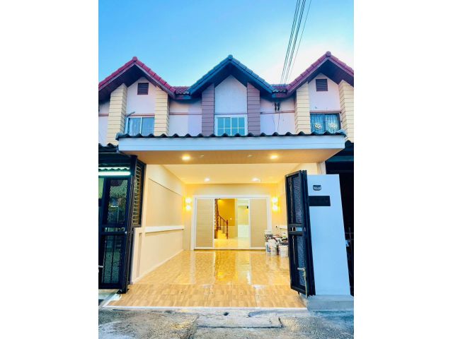 ขายทาวน์เฮ้าส์ 2 ชั้น รีโนเวทใหม่ พร้อมเข้าอยู่ ดอนหัวฬ่อ – อมตะชลบุรี