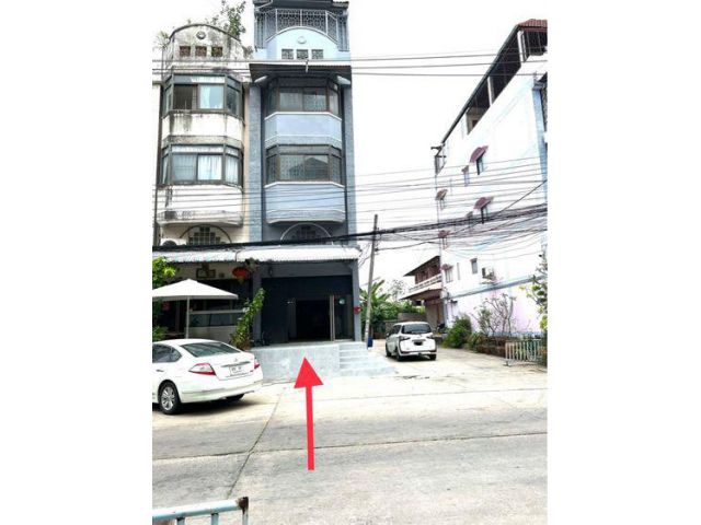 ให้เช่าอาคารพาณิชย์ 3 ชั้นครึ่ง หมู่บ้านรุ่งกิจวิลล่า7 ถนนร่มเกล้า42 เขตลาดกระบัง จังหวัดกรุงเทพ