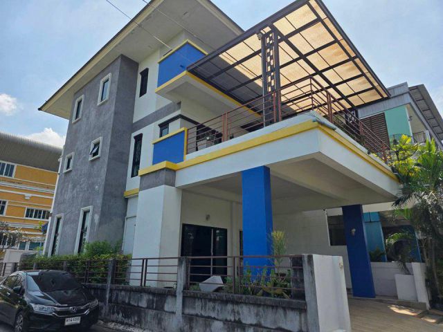 ขายขาดทุน บ้านแฝด 3 ชั้น หลังมุม 285 ตรม. ตกแต่งใหม่พร้อมอยู่ เข้าได้ 2 ทาง ซ.วัดส้มเกลี้ยง ซ.วัดพระเงิน อ.บางกรวย นนทบุ