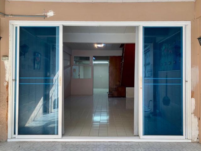 ขายทาวน์เฮ้าส์2ชั้น ทำเลดี หมู่บ้านพระปิ่น3 อ.บางใหญ่ สภาพดี แหล่งชุมชน สิ่งแวดล้อมดี เข้าออกได้หลายทาง เจ้าของขายเอง