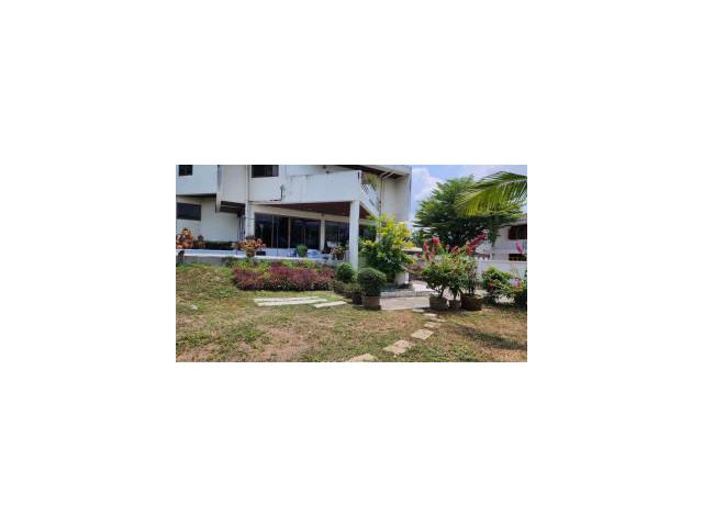 ขายบ้านพร้อมที่ดิน 550 ตารางวา มีบ้านสองหลังใหญ่ ที่ดินติดถนนเข้าออกได้หลายทาง