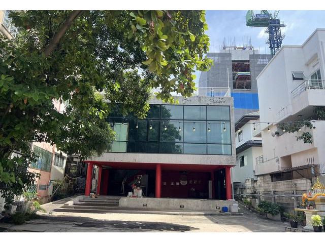 ให้เช่าอาคาร 2.5 ชั้น ที่จอดรถจอดได้หลายคัน ย่านห้วยขวาง ดินแดง