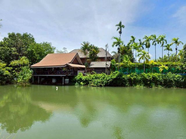 ขายบ้านเรือนไทยพร้อมสวนทุเรียนอ.แกลงจ.ระยองเนื้อที่8ไร่2งาน94ตรว