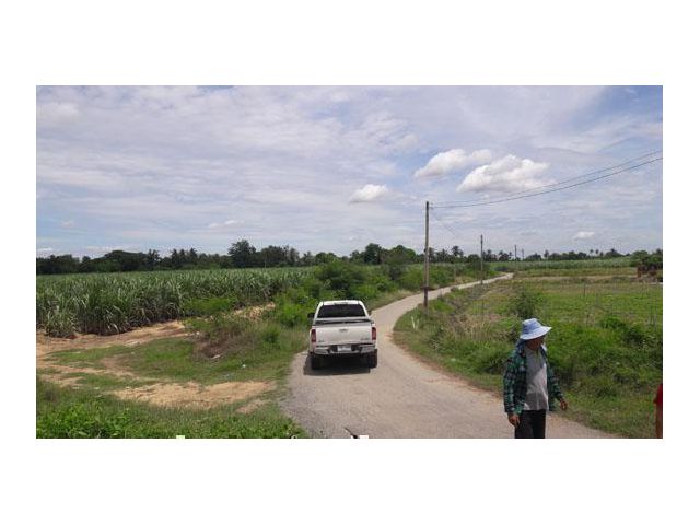 ที่ดินสวยทำเลดี ที่ดินราคาถูก ได้เขตรถไฟอีกจำนวนหนึ่ง หน้าติดทางราดยาง  และ ติดคลอง ชลประทาน9.2.25 ไร่