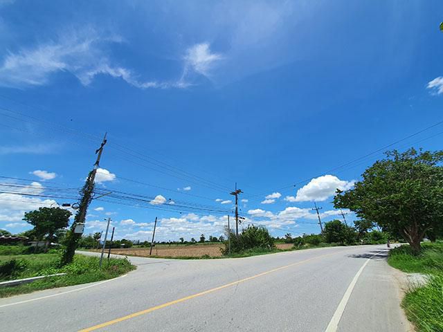 ที่ดินถมทั้งแปลง ติดราดยาง2เลนน์ 3 ด้าน(สายรางหมันไปห้วยกระบอก) ใกล้มอเตอร์เวย์ จุดเชื่อมต่อ 3 จังหวัด 17.2ไร่