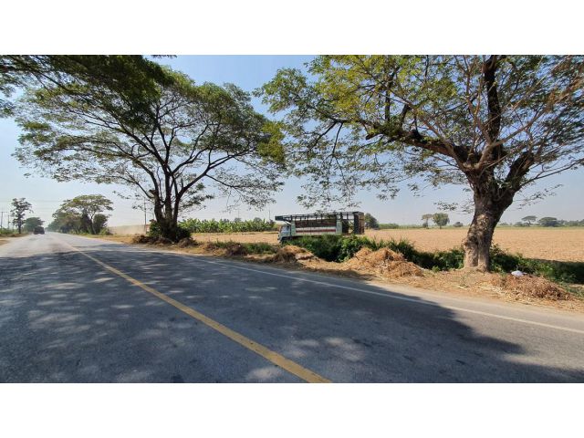 ที่ดินถมทั้งแปลง ติดคลองชล ติดราดยาง(โครงการขยายเป็น 4 เลนน์ ) ใกล้มอเตอร์เวย์ 52ไร่เศษ