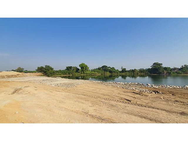 ที่ดินถมทั้งแปลง ติดบึงน้ำขนาดใหญ่กว้าง ติดทางราดยาง ใกล้ด่านเก็บเงินมอเตอร์เวย์ จุดเชื่อมต่อ 3 จังหวัด 4.2ไร่