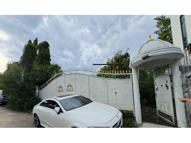 ที่ดินพร้อมอาคารโกดัง 198 ตร.วา ซอยลาซาล 32 ถนนสุขุมวิท 105