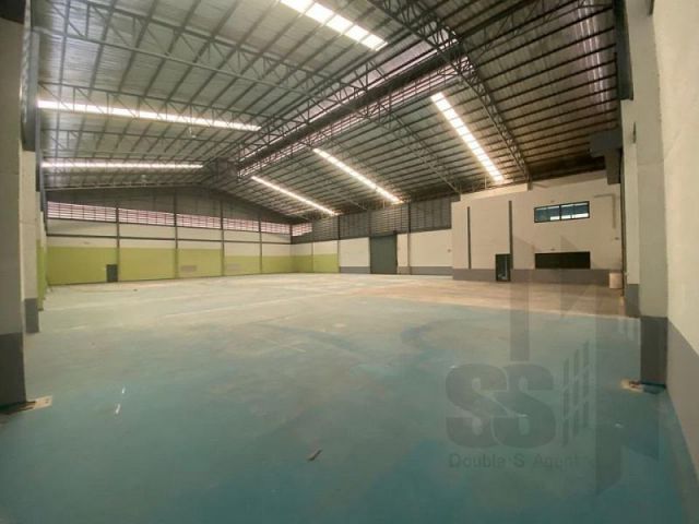 #ให้เช่าโกดังบางพลีใหญ่ สมุทรปราการ ขนาด 2,400 ตร.ม มีออฟฟิส 2 ชั้น มีห้องพักจำนวน 9 ห้อง ค่าเช่า 200,000 บาท / เดือน