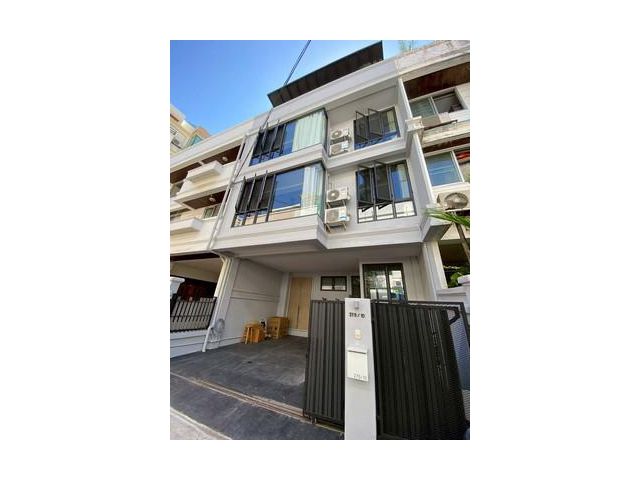 ทาวน์โฮม 3 ชั้น ซอยปรีดีพนมยงค์ 14 ขนาด 21.9 ตร.วา พท.ใช้สอย 250