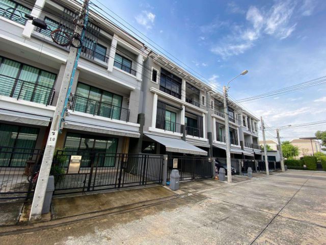 ให้เช่าทาวน์โฮม 3 ชั้น หมู่บ้านบ้านกลางเมืองสุขสวัสดิ์ 3 ห้องนอน 3 ห้องน้ำ พื้นที่ใช้สอย 166 ตร.ม. เฟอร์ครบ ใกล้เซ็นทรัล