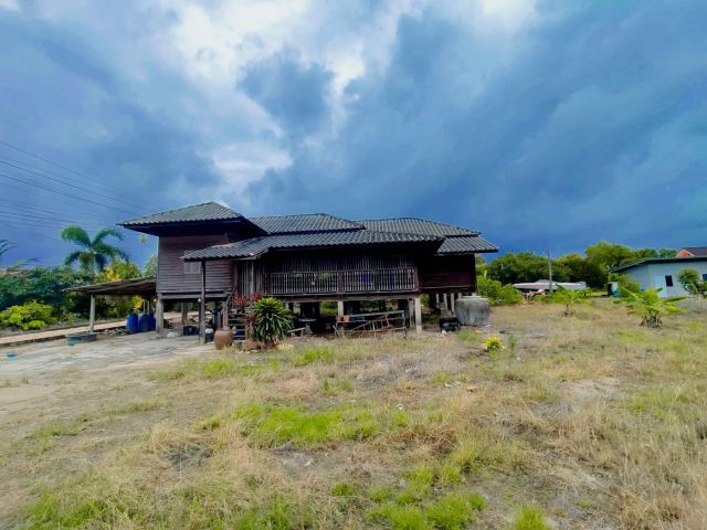 ขายที่ดินพร้อมสิ่งปลูกสร้างติดถนนชุมชนไกล้ทะเลหาดแม่รำพึงจ.ระยองเนื้อที่364ตรว.